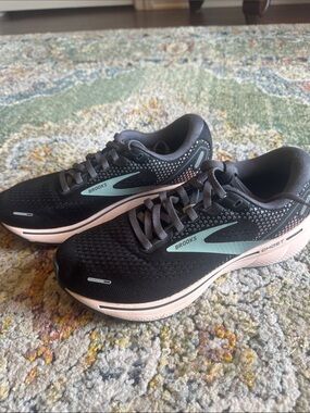 BROOKS WOMENS GHOST 14 RUNNING SHOES IN BLACK IN SZ 7.5…GENTLY WORN!! NICE!!